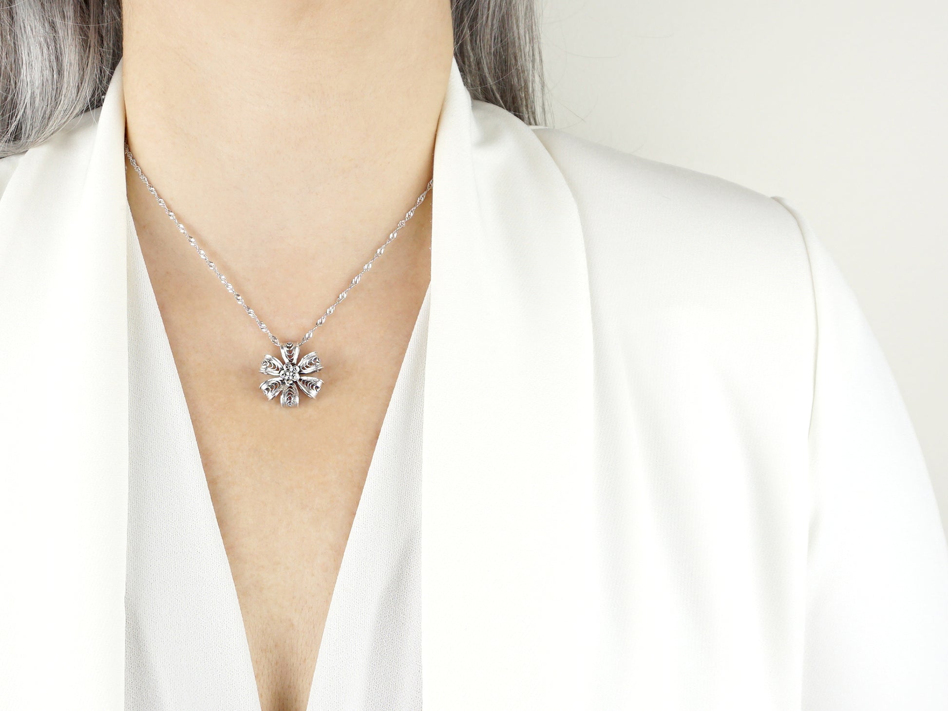 Colar Flor Rica de 6 Pétalas, Filigrana Portuguesa, Prata de Lei 925 - Mulher a usar Colar