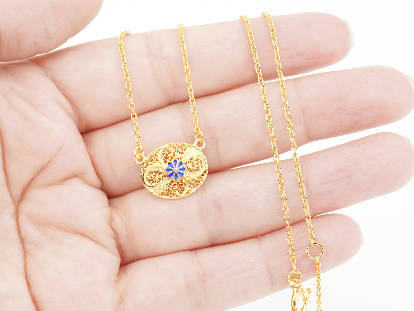 Colar Oval com Flor Esmaltada, Filigrana Portuguesa, Prata de Lei 925 Dourada - Pormenor na Mão