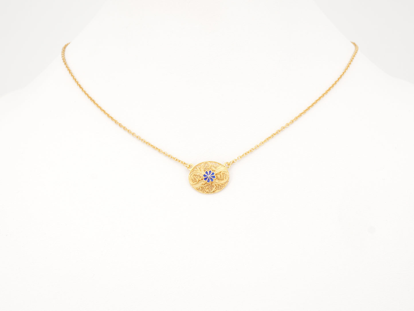 Colar Oval com Flor Esmaltada, Filigrana Portuguesa, Prata de Lei 925 Dourada - Colar em Exposição, Vista de Frente