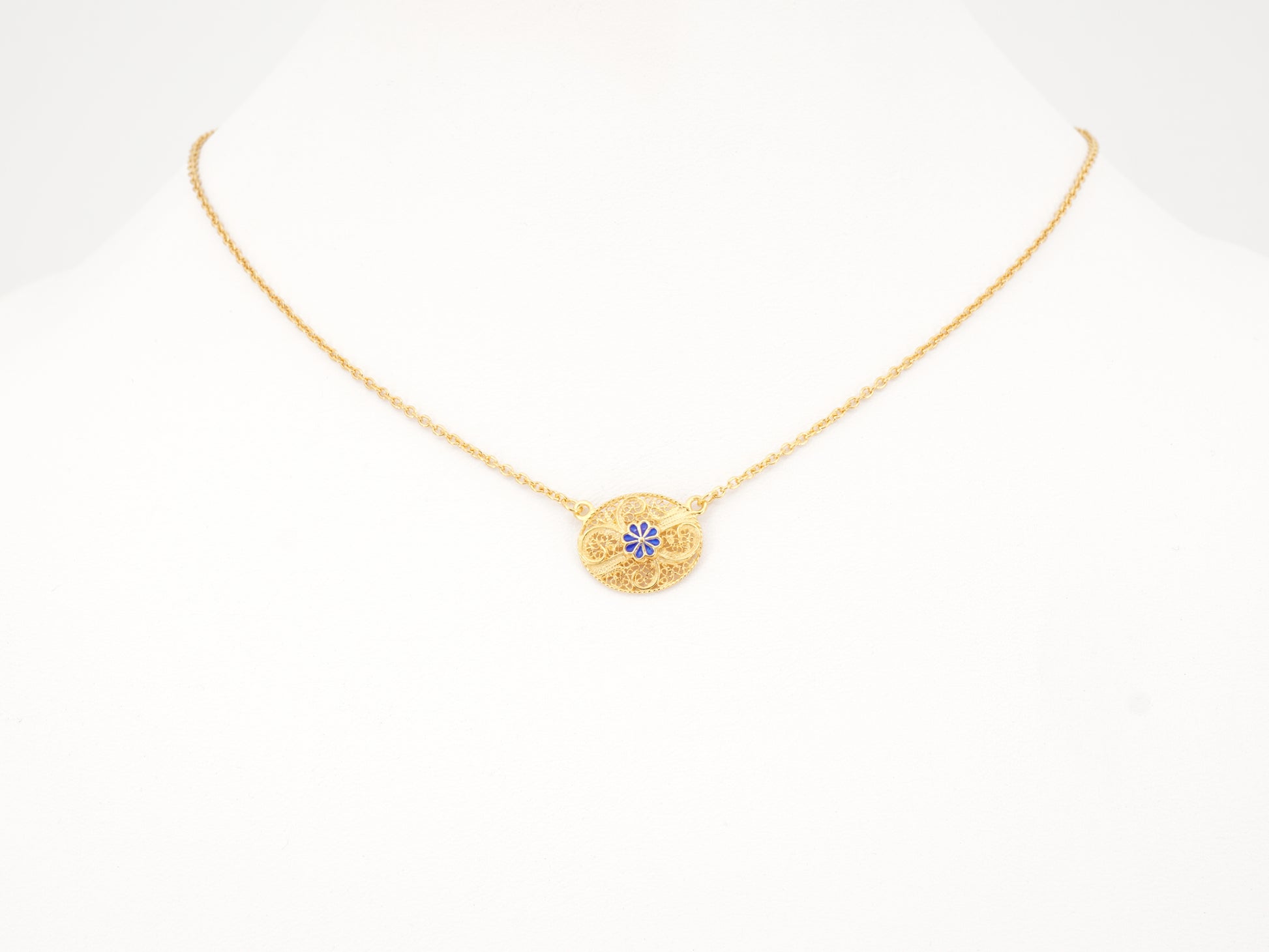 Colar Oval com Flor Esmaltada, Filigrana Portuguesa, Prata de Lei 925 Dourada - Colar em Exposição, Vista de Frente