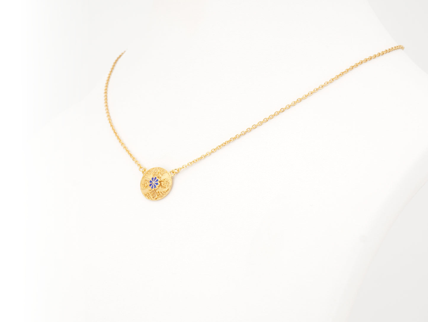 Colar Oval com Flor Esmaltada, Filigrana Portuguesa, Prata de Lei 925 Dourada - Colar em Exposição