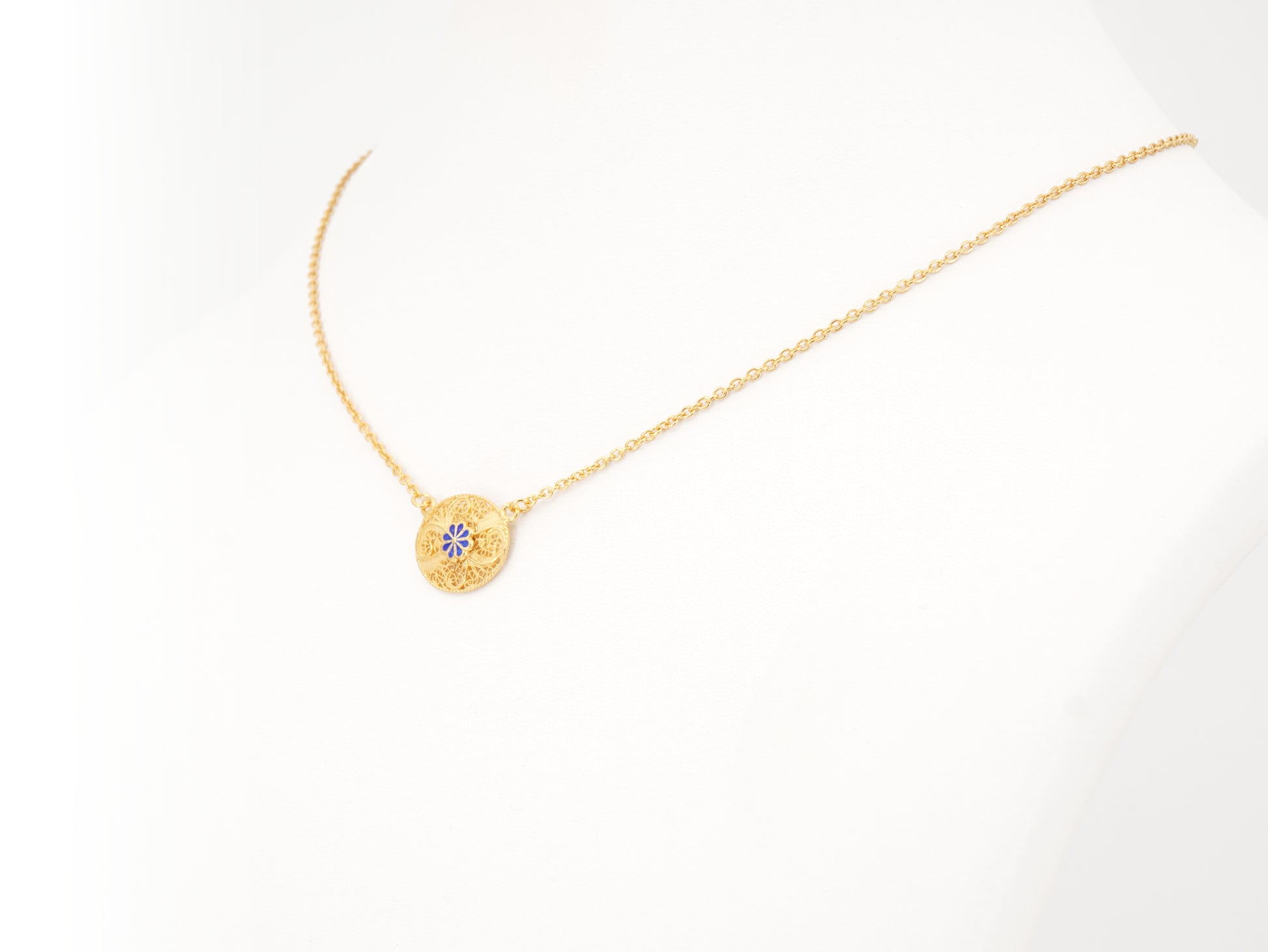 Colar Oval com Flor Esmaltada, Filigrana Portuguesa, Prata de Lei 925 Dourada - Colar em Exposição