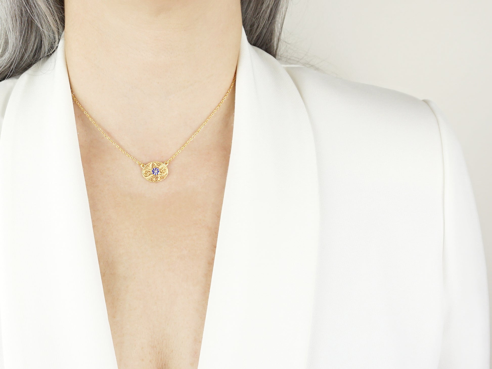 Colar Oval com Flor Esmaltada, Filigrana Portuguesa, Prata de Lei 925 Dourada - Mulher a usar Colar