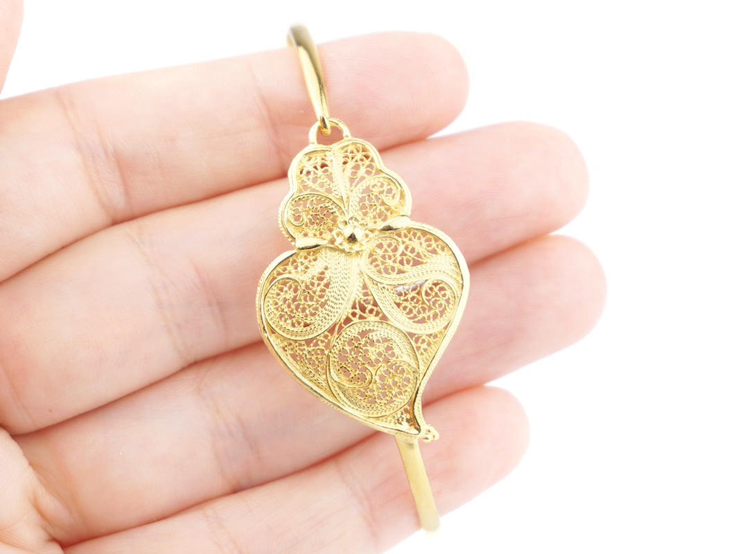 Pulseira Escrava Coração de Viana, Filigrana Portuguesa, Prata de Lei 925 Dourada - Pormenor na Mão