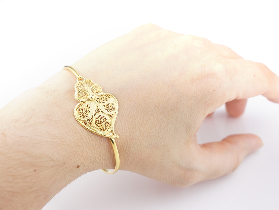 Pulseira Escrava Coração de Viana, Filigrana Portuguesa, Prata de Lei 925 Dourada - Pormenor Pulseira no Pulso