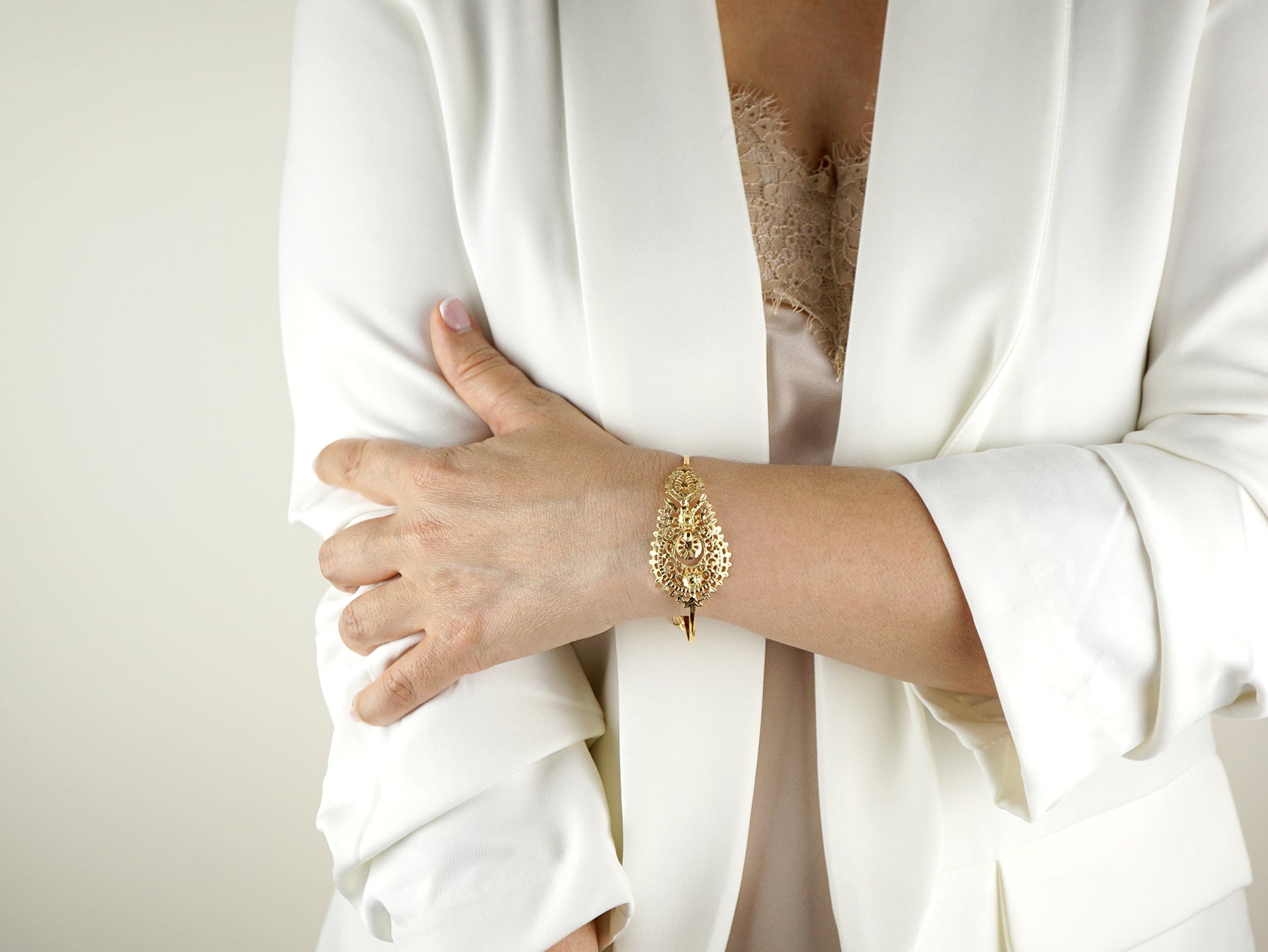 Pulseira Escrava Rainha, Motivo Grande, Prata de Lei 925 Dourada - Pormenor Mulher a usar Pulseira