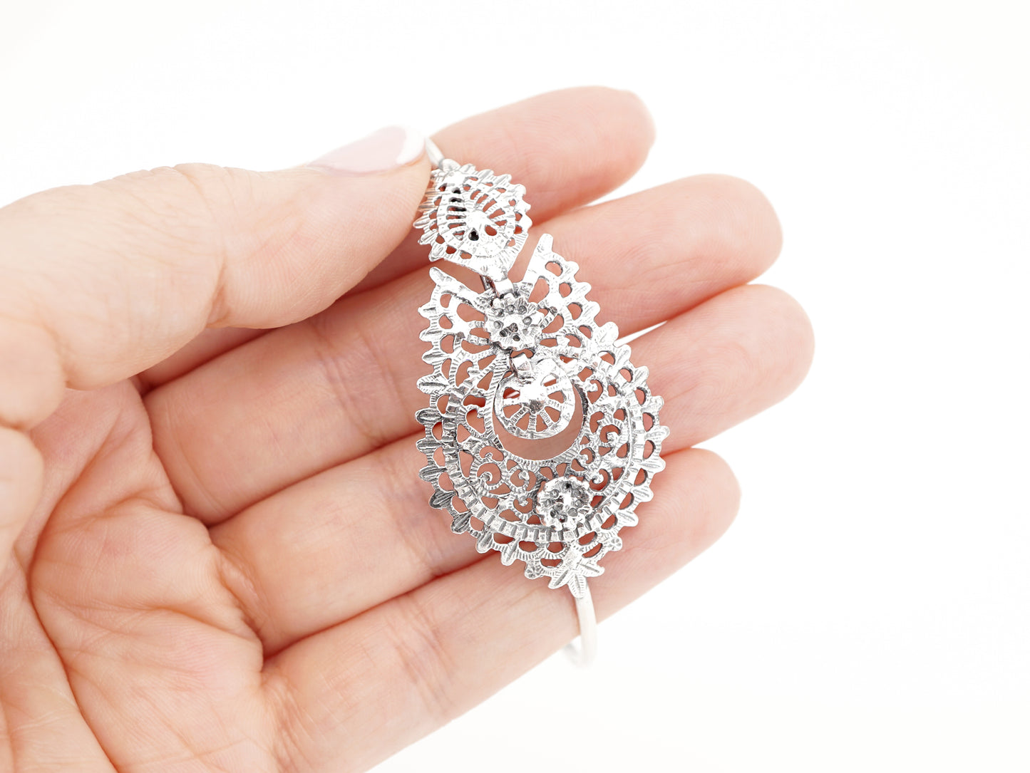 Pulseira Escrava Rainha, Motivo Grande, Prata de Lei 925 - Pormenor do Motivo na Mão
