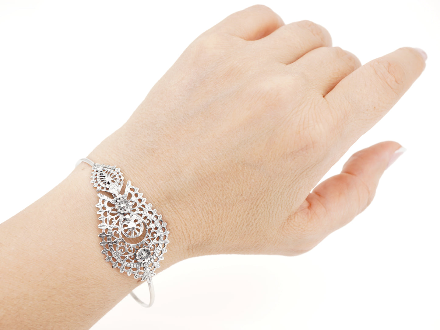 Pulseira Escrava Rainha, Motivo Grande, Prata de Lei 925 - Pormenor Mulher a usar Pulseira