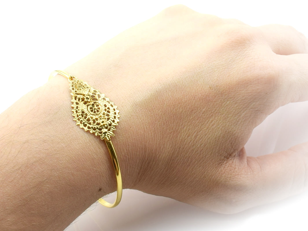 Pulseira Escrava Rainha, Motivo Pequeno, Prata de Lei 925 Dourada - Pulseira na mão