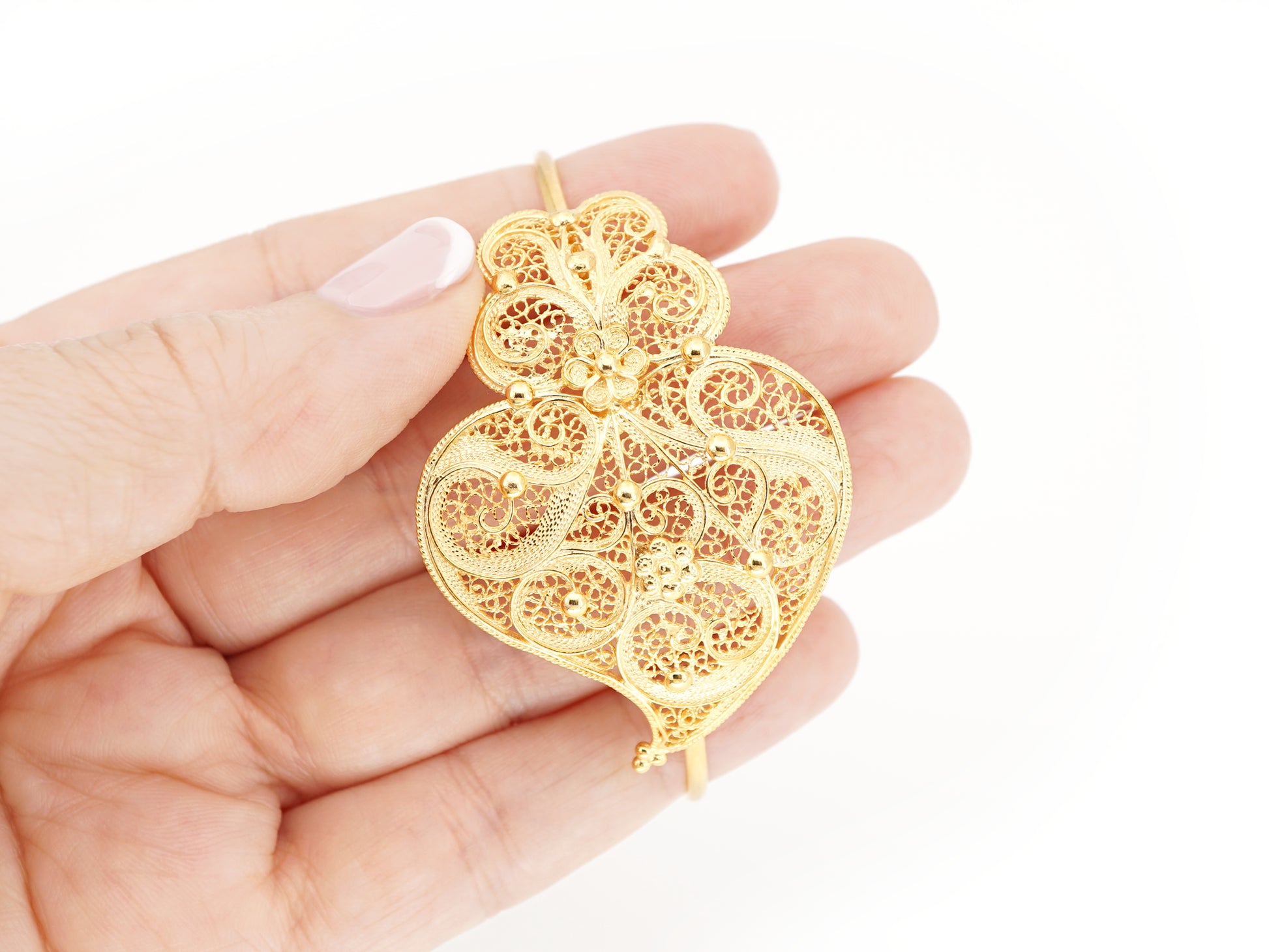 Pulseira Escrava Coração de Viana Grande, Filigrana Portuguesa, Prata de Lei 925 Dourada - Pormenor do Coração na Mão