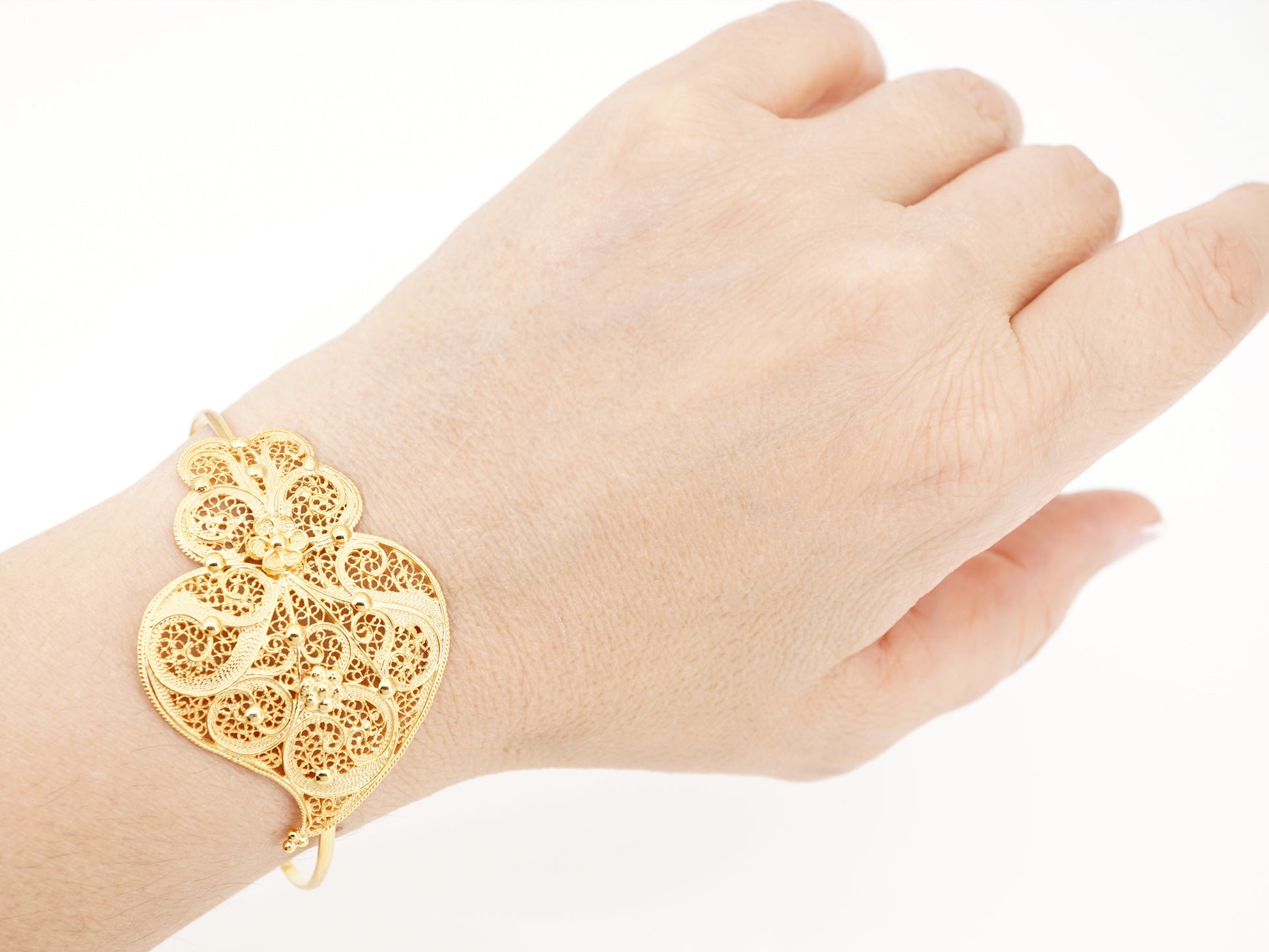 Pulseira Escrava Coração de Viana Grande, Filigrana Portuguesa, Prata de Lei 925 Dourada - Pormenor Pulseira no Pulso