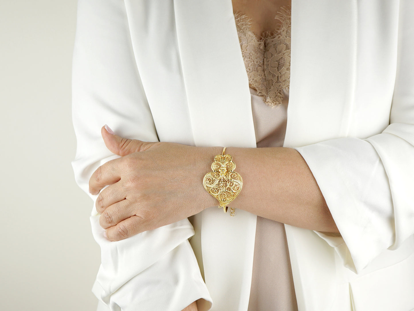 Pulseira Escrava Coração de Viana Grande, Filigrana Portuguesa, Prata de Lei 925 Dourada - Pormenor Mulher a usar Pulseira