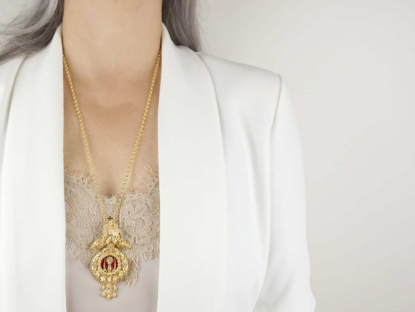 Colar com Relicário / Custódia Grande, Filigrana Portuguesa, Prata de Lei 925 Dourada - Mulher a usar Colar