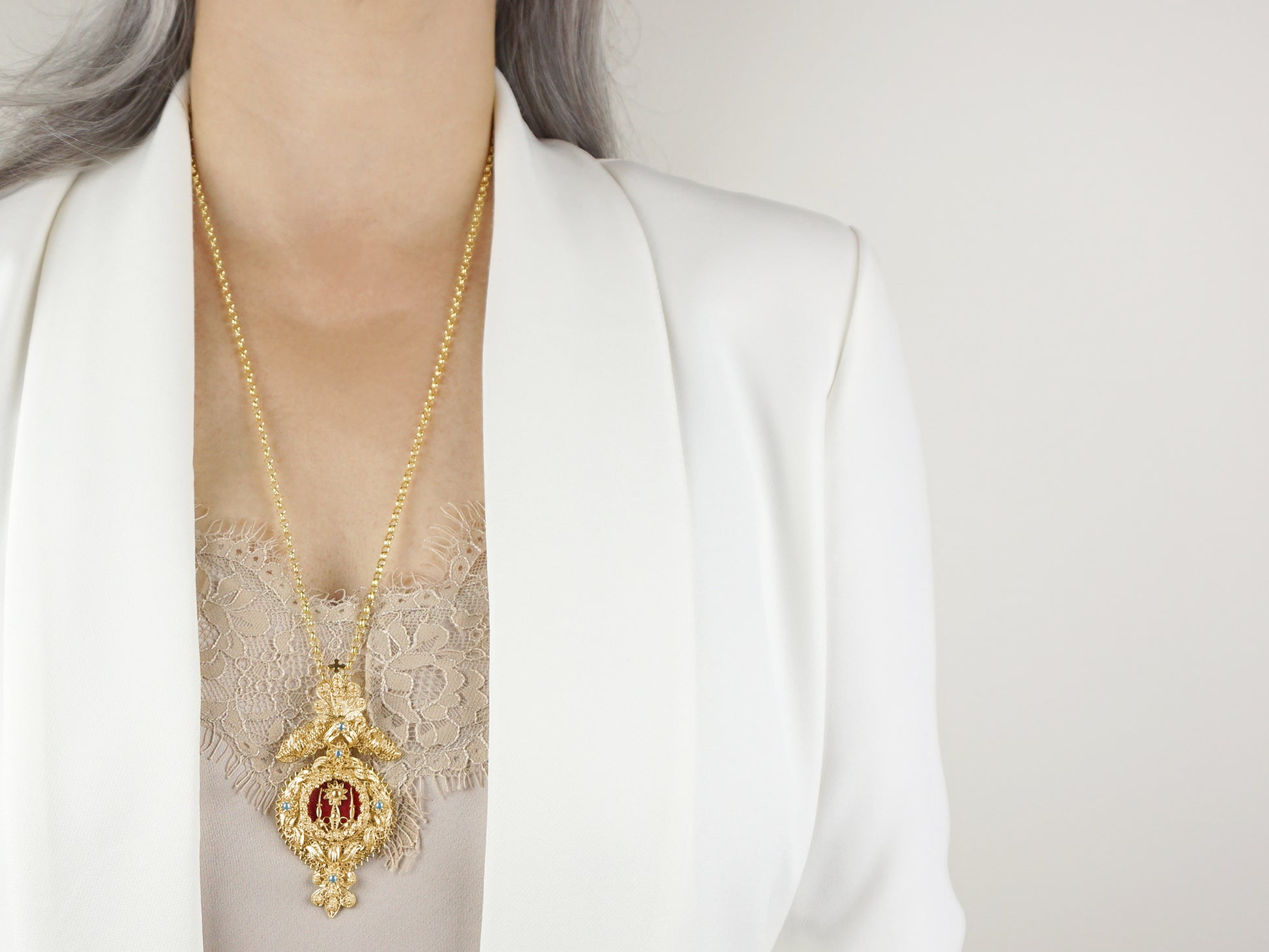 Colar com Relicário / Custódia Grande, Filigrana Portuguesa, Prata de Lei 925 Dourada - Mulher a usar Colar