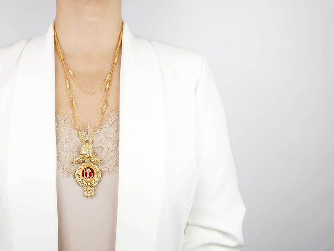 Colar Trancelim XL com Relicário / Custódia Grande, Filigrana Portuguesa, Prata de Lei 925 Dourada - Mulher a usar colar