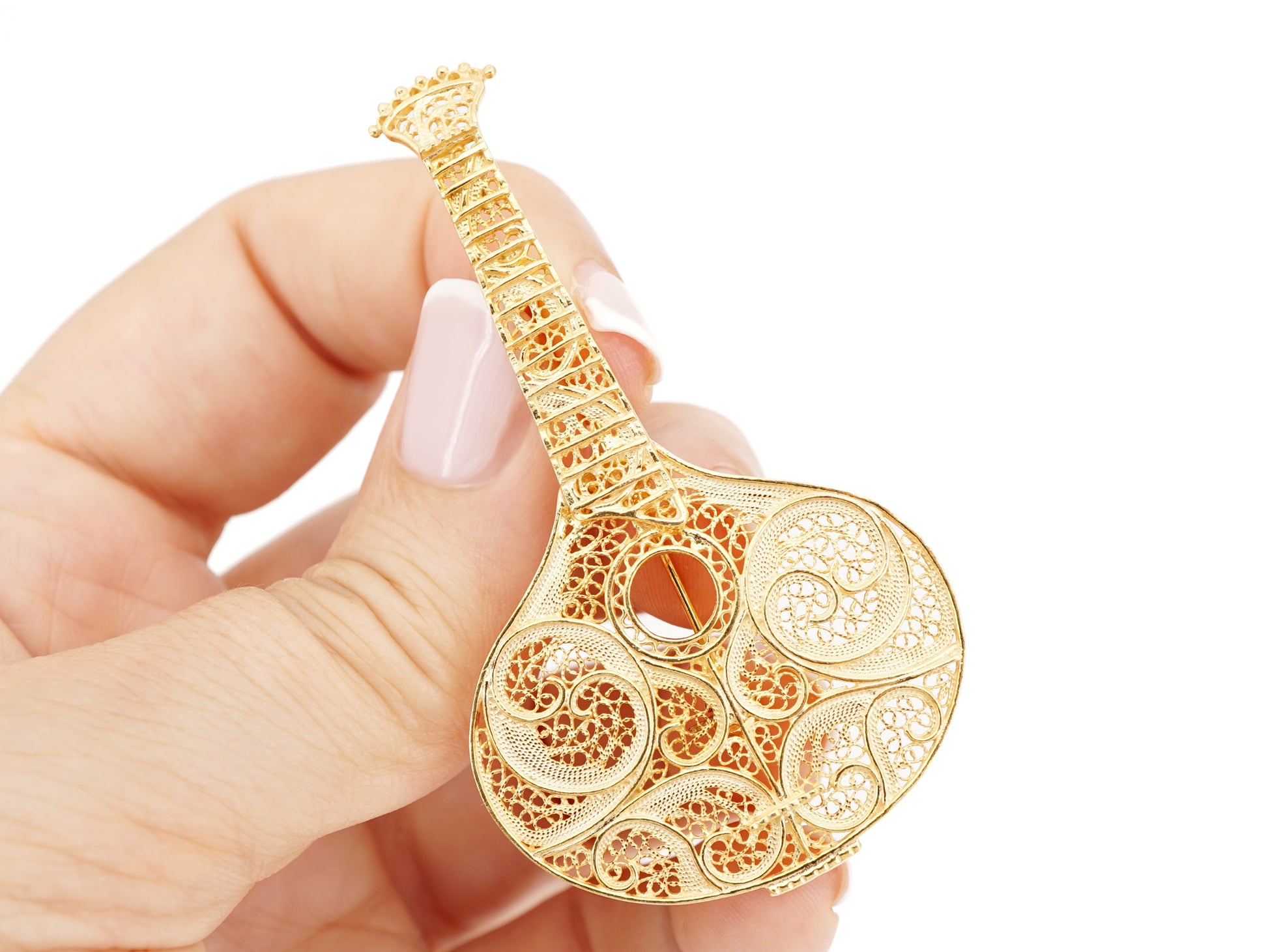 Medalha / Alfinete Guitarra Portuguesa Grande, Filigrana Portuguesa, Prata de Lei 925 Dourada - Pormenor na Mão