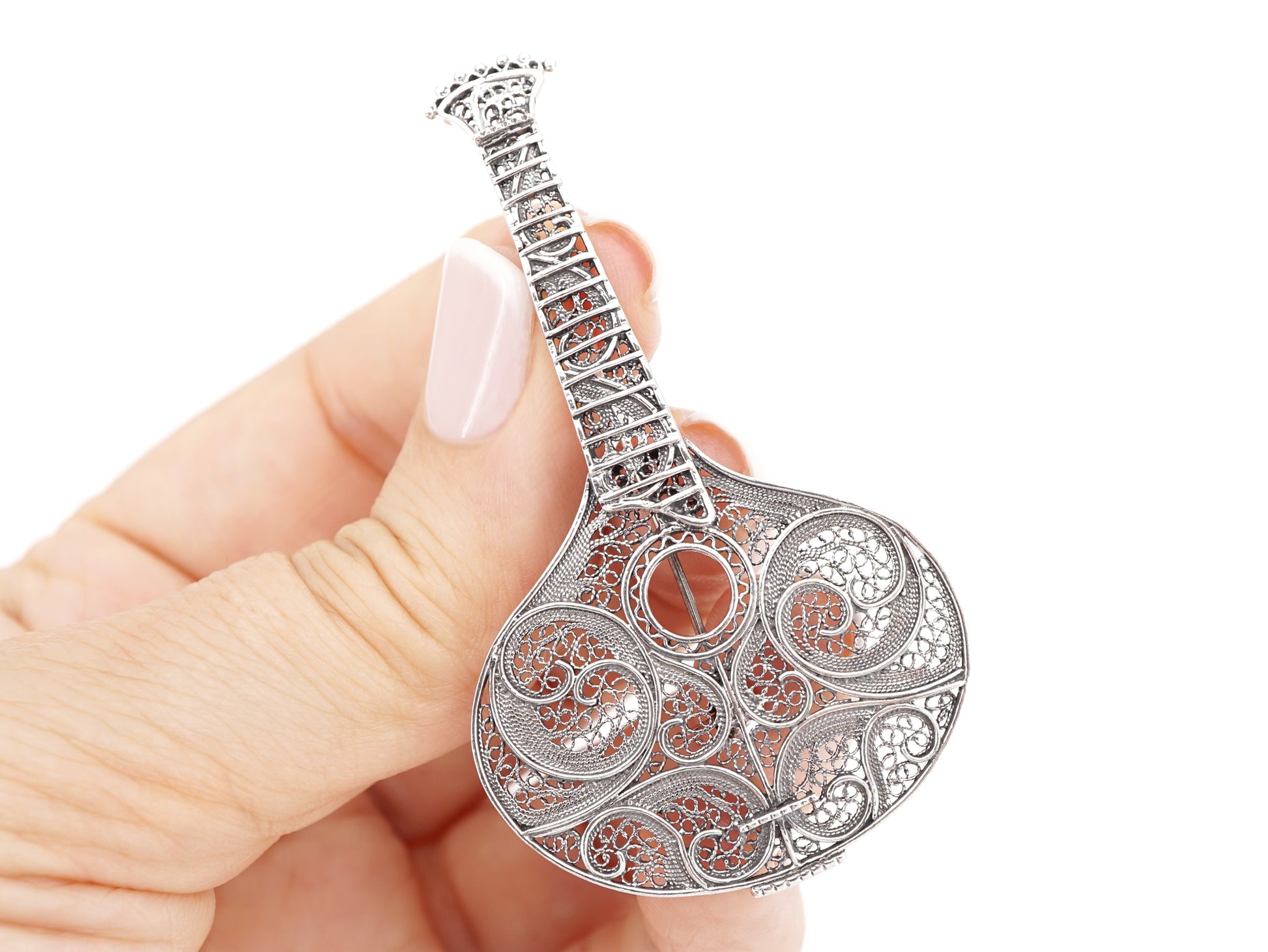 Medalha / Alfinete Guitarra Portuguesa Grande, Filigrana Portuguesa, Prata de Lei 925 - Pormenor na Mão