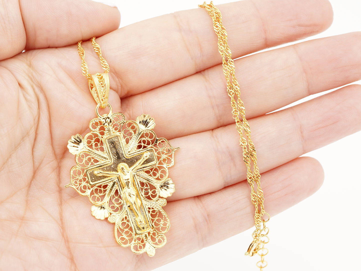 Colar Torcido com Cruz Esplendorosa, Filigrana Portuguesa, Prata de Lei 925 Dourada - Pormenor na Mão