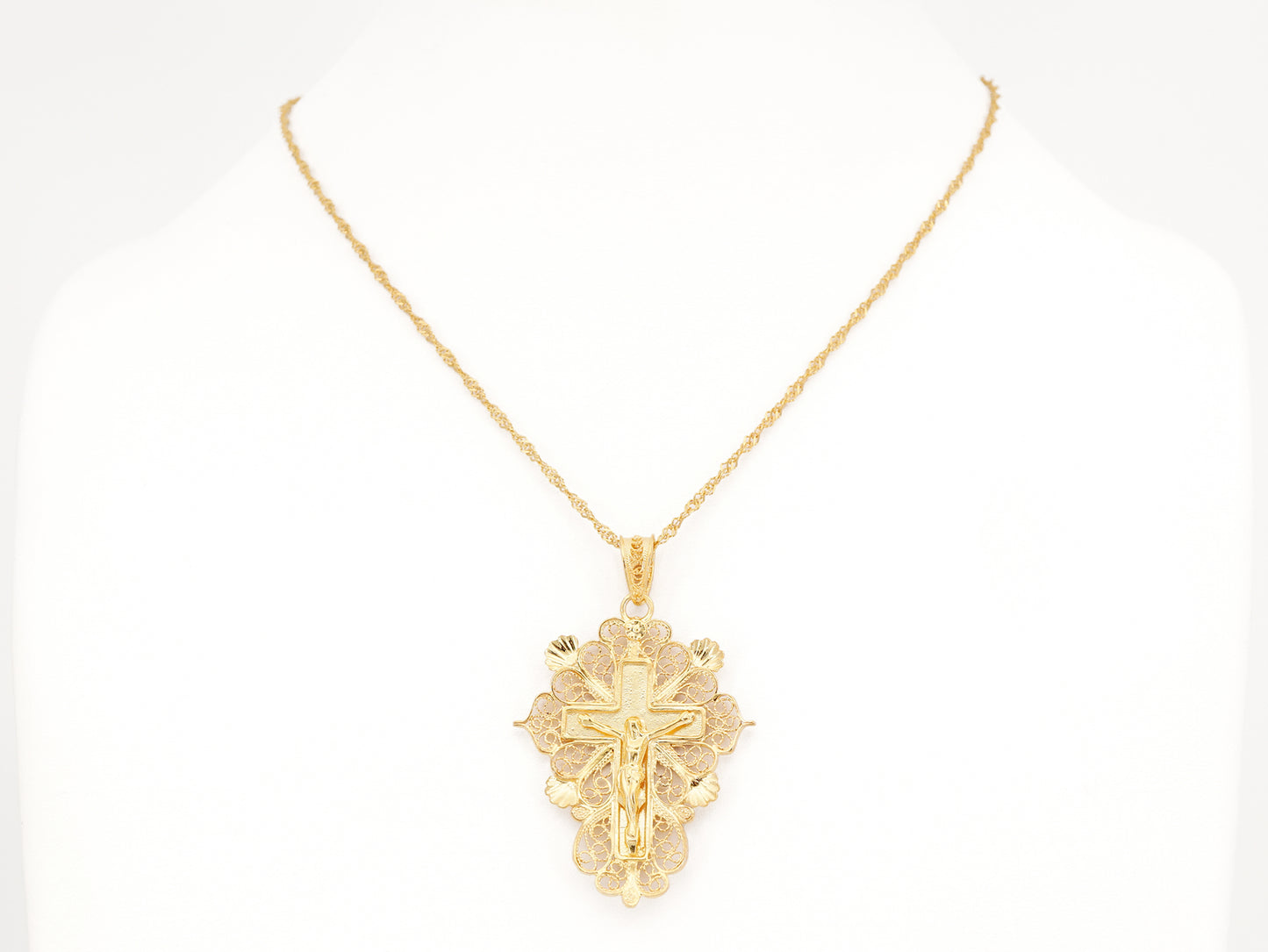 Colar Torcido com Cruz Esplendorosa, Filigrana Portuguesa, Prata de Lei 925 Dourada - Colar em Exposição, Vista de Frente