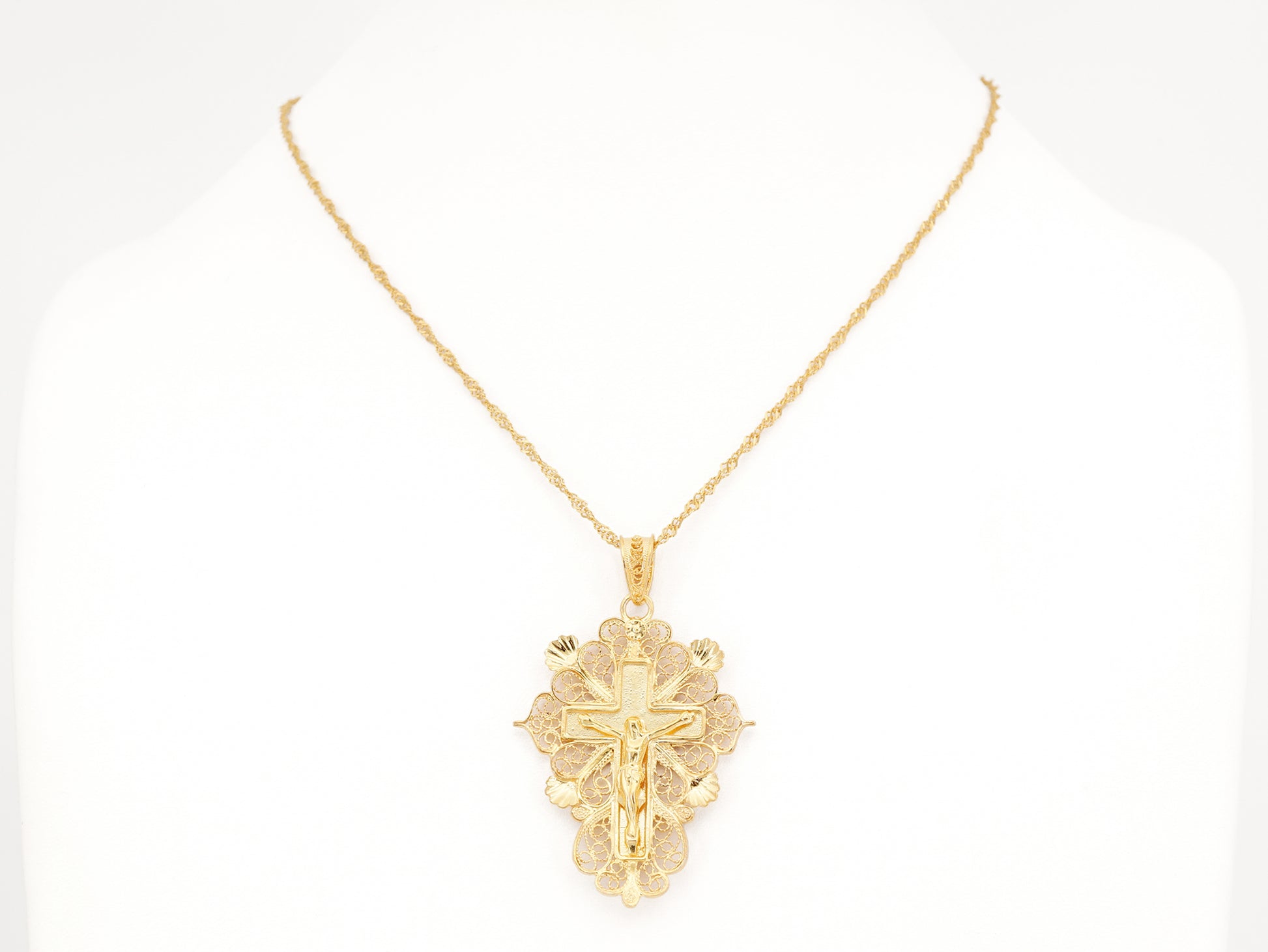 Colar Torcido com Cruz Esplendorosa, Filigrana Portuguesa, Prata de Lei 925 Dourada - Colar em Exposição, Vista de Frente