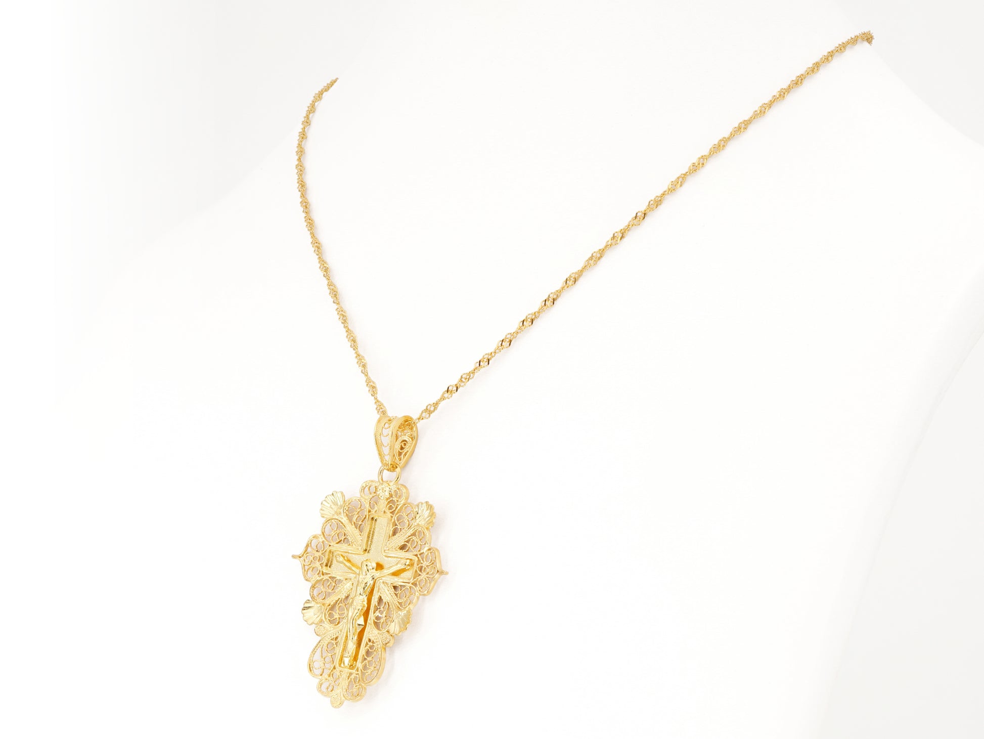 Colar Torcido com Cruz Esplendorosa, Filigrana Portuguesa, Prata de Lei 925 Dourada - Colar em Exposição, Perspectiva