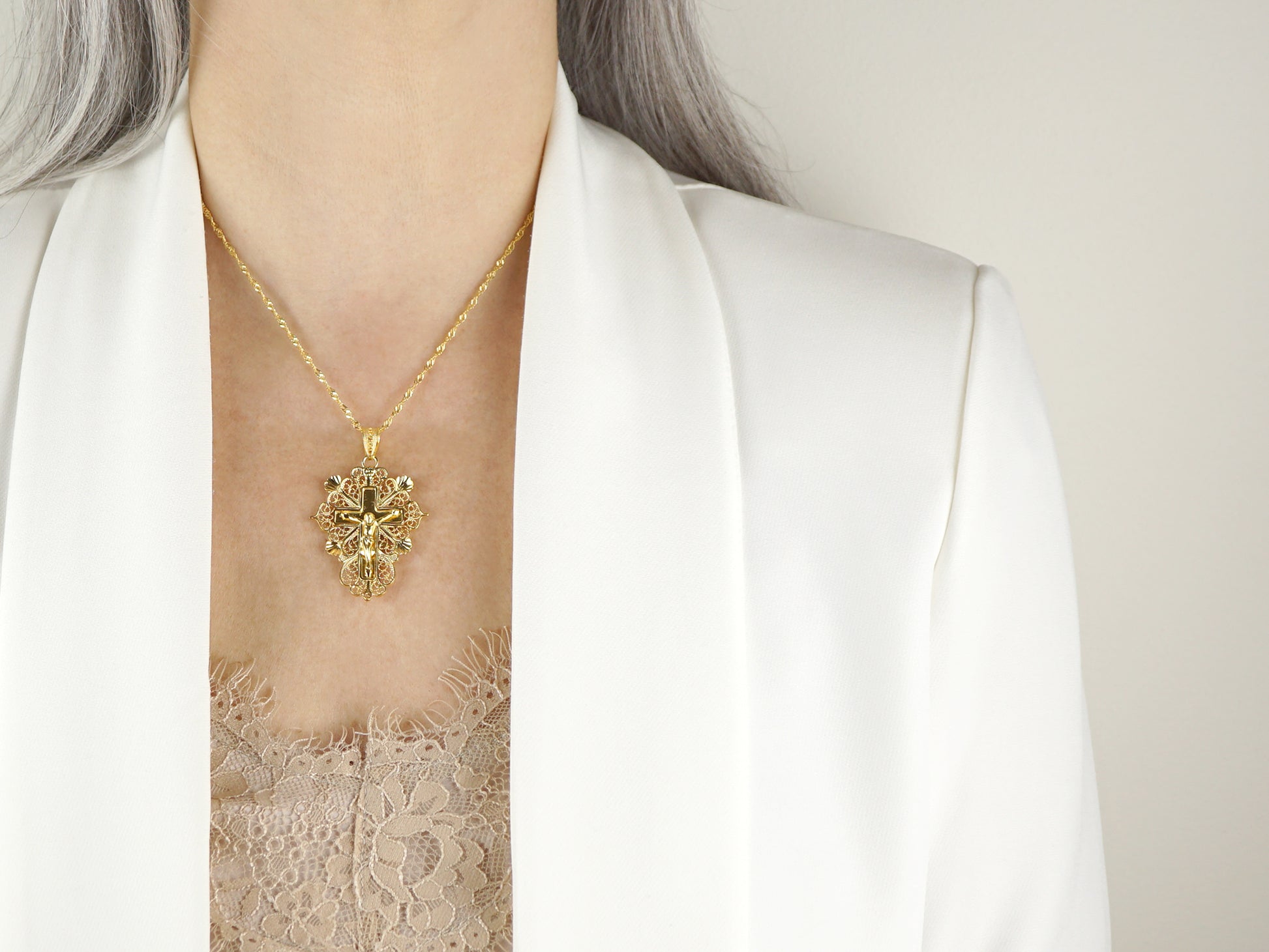 Colar Torcido com Cruz Esplendorosa, Filigrana Portuguesa, Prata de Lei 925 Dourada - Pormenor Mulher a usar Colar
