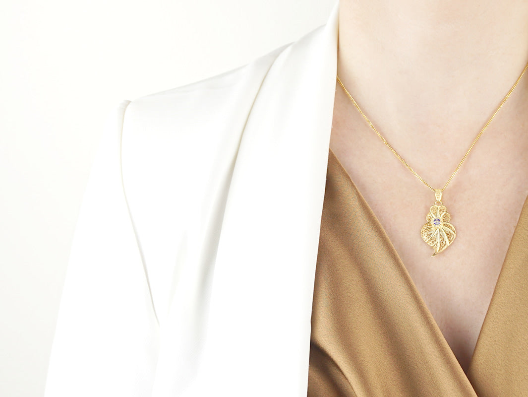 Colar Coração Pequeno com Caramujo, Filigrana Portuguesa, Prata de Lei 925 Dourada - Mulher a usar colar