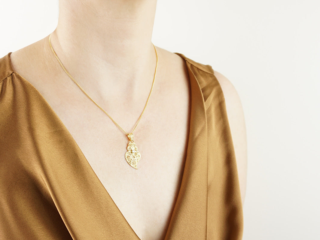 Colar Coração Minhoto com Zirconia, Filigrana Portuguesa, Prata de Lei 925 Dourada - Mulher a usar colar