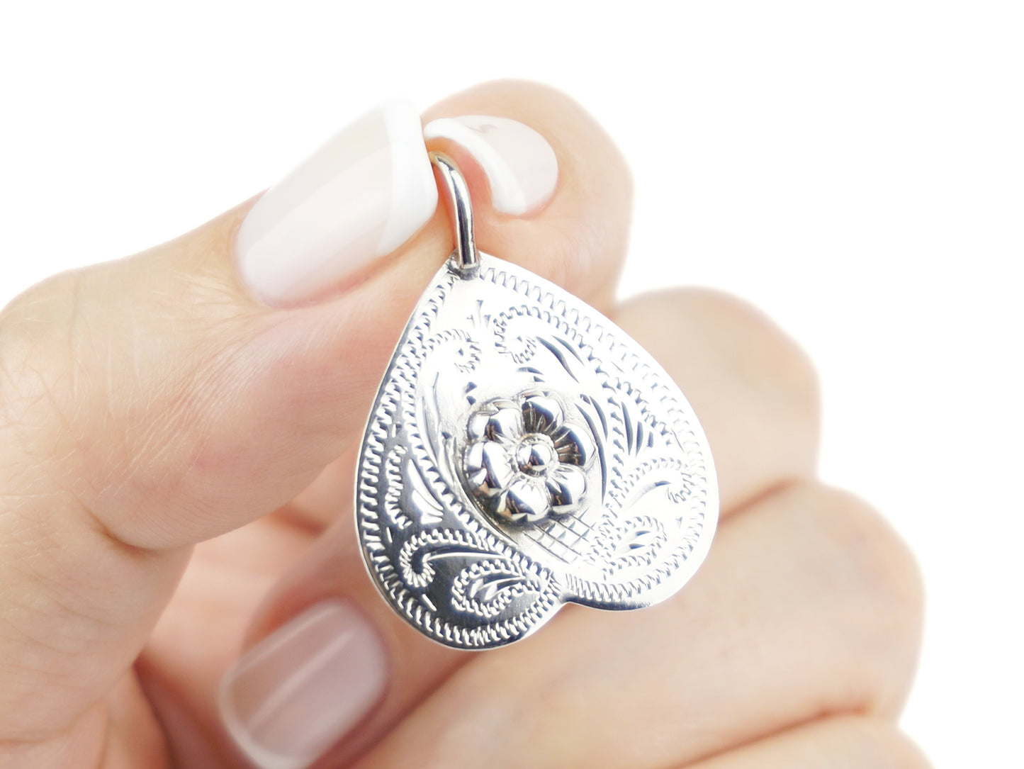 Medalha Coração Invertido ESTREITO, Prata de Lei 925 - Pormenor na Mão