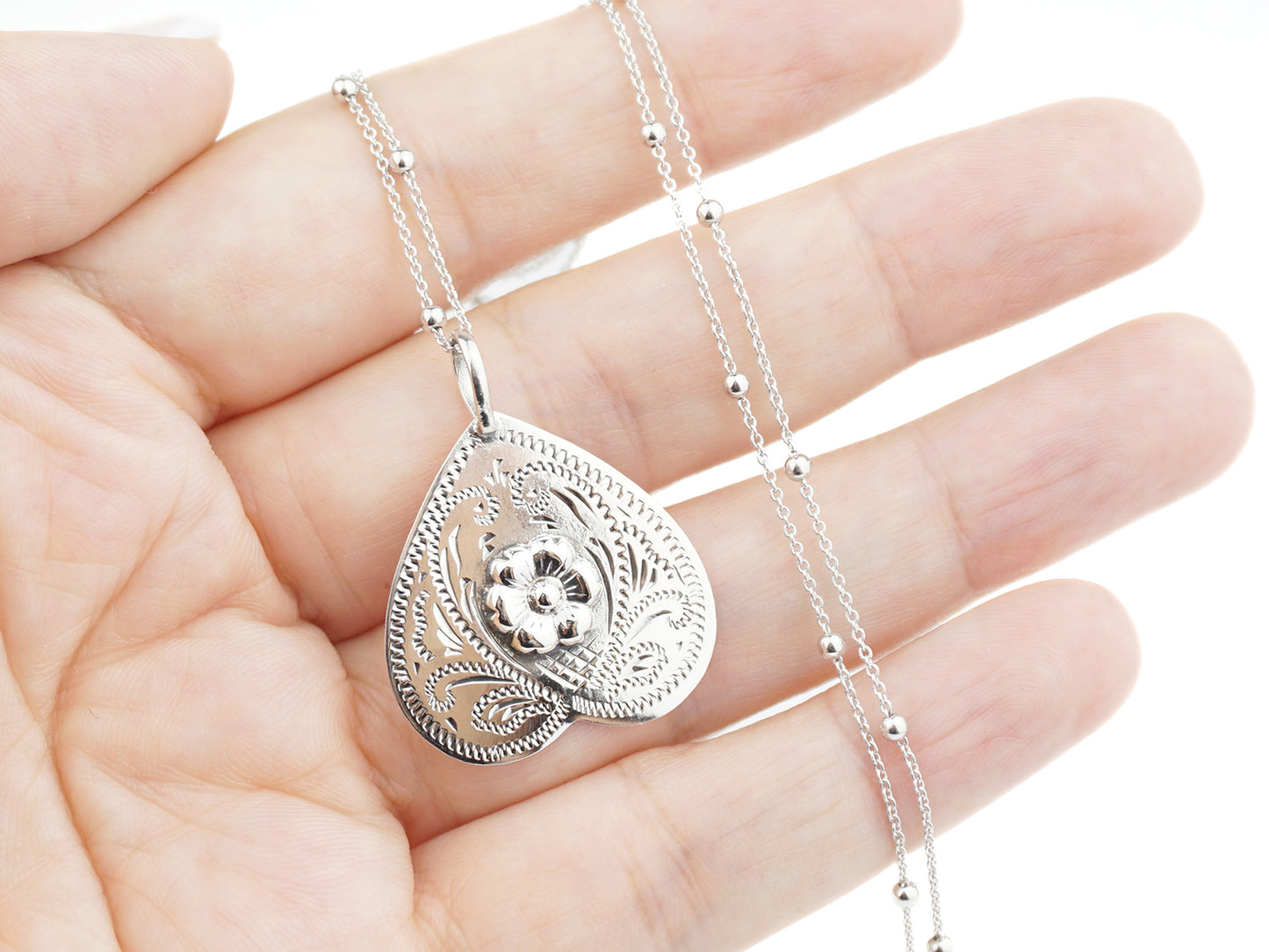 Colar Esferas com Coração Invertido ESTREITO, Prata de Lei 925 - Pormenor na Mão