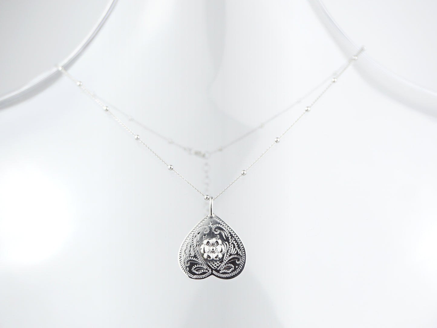 Colar Esferas com Coração Invertido ESTREITO, Prata de Lei 925 - Colar em Exposição, Vista de Frente