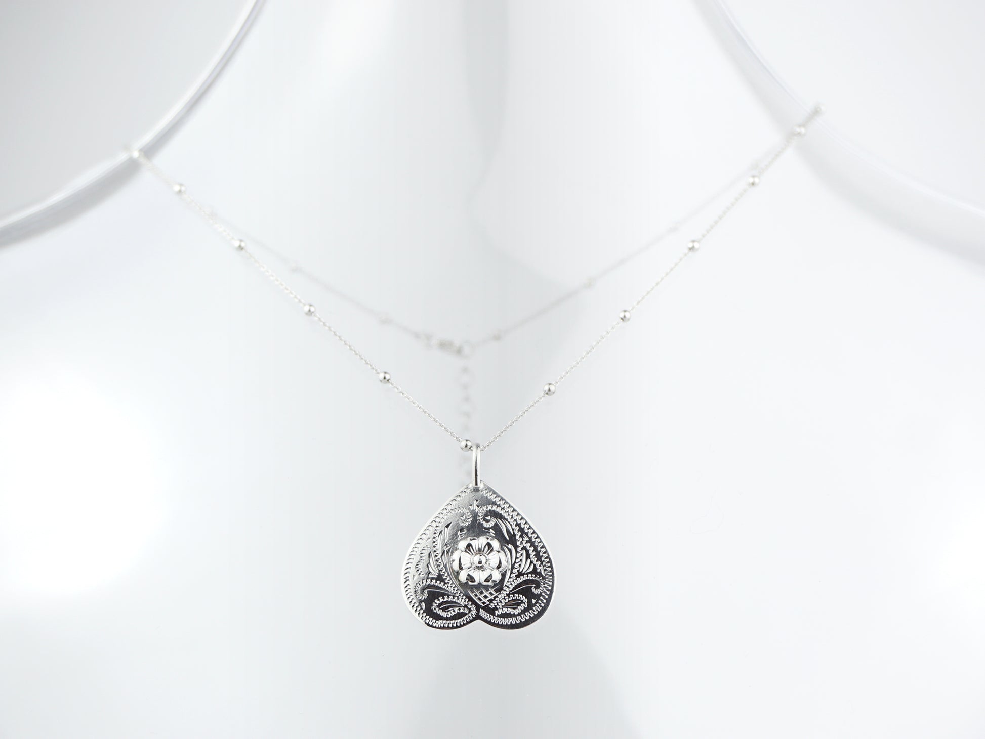 Colar Esferas com Coração Invertido ESTREITO, Prata de Lei 925 - Colar em Exposição, Vista de Frente