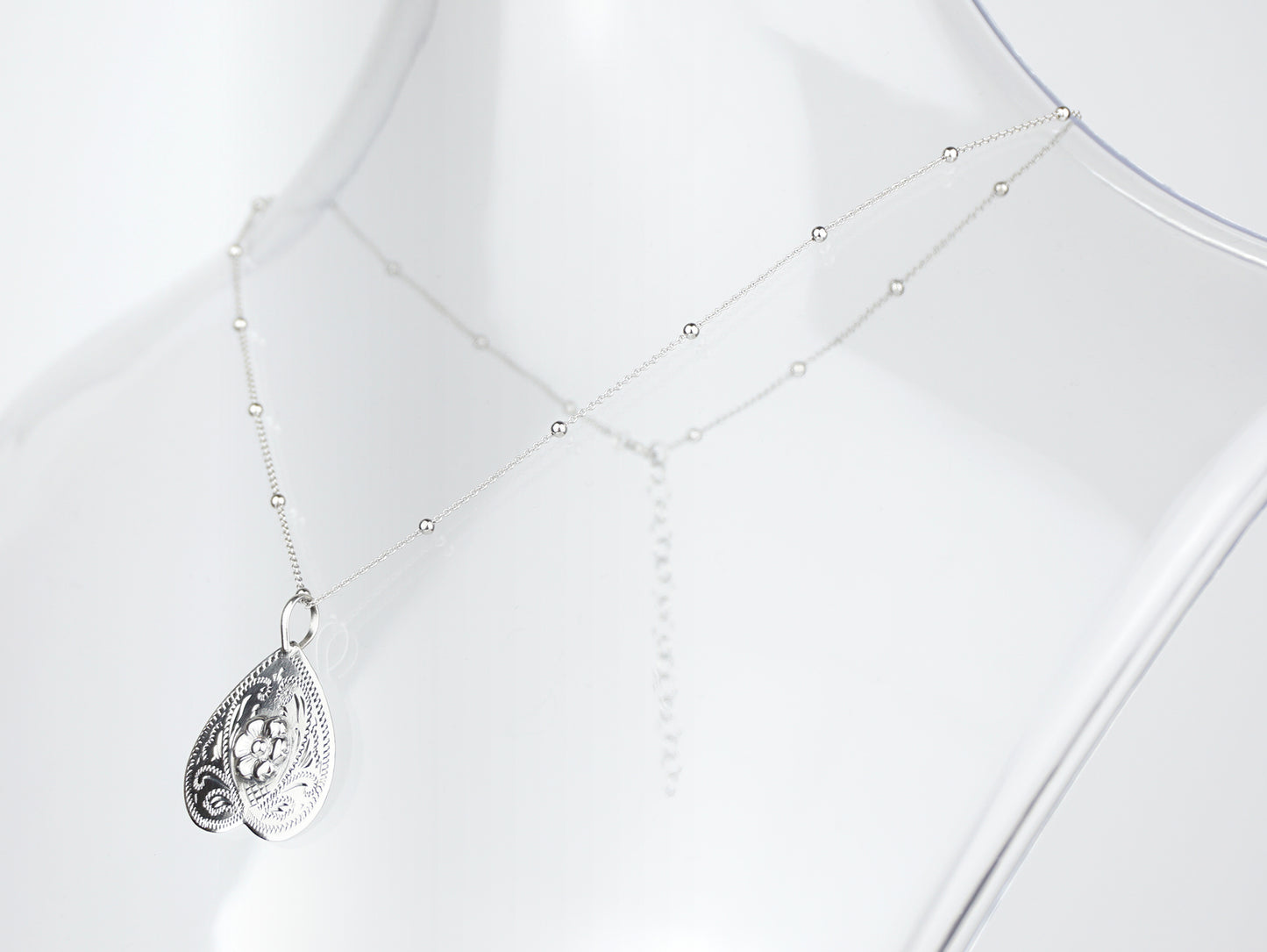 Colar Esferas com Coração Invertido ESTREITO, Prata de Lei 925 - Colar em Exposição