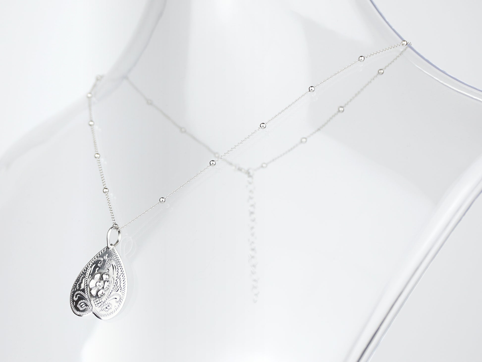 Colar Esferas com Coração Invertido ESTREITO, Prata de Lei 925 - Colar em Exposição