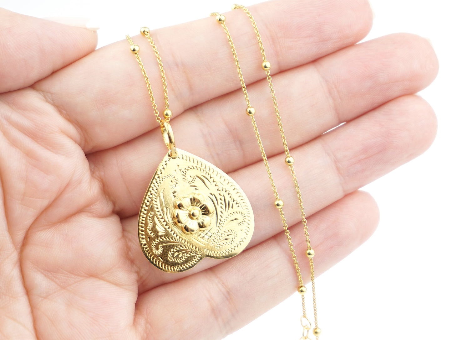 Colar Esferas com Coração Invertido ESTREITO, Prata de Lei 925 Dourada - Pormenor na Mão