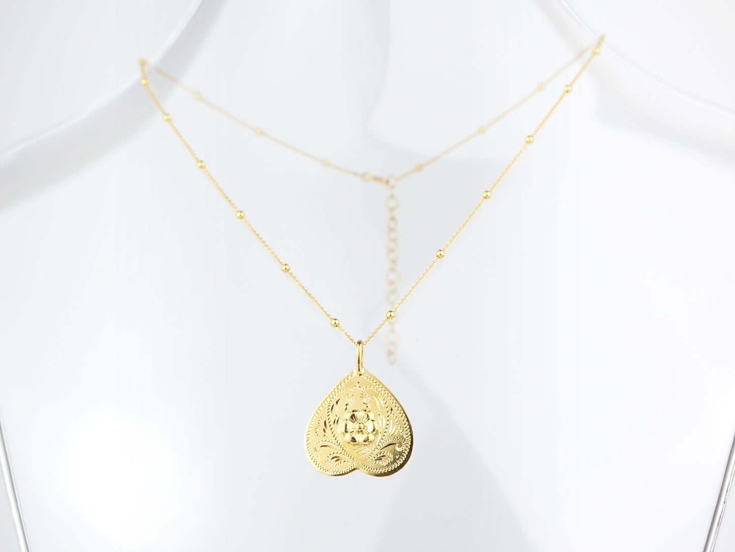 Colar Esferas com Coração Invertido ESTREITO, Prata de Lei 925 Dourada - Colar em Exposição, Vista de Frente