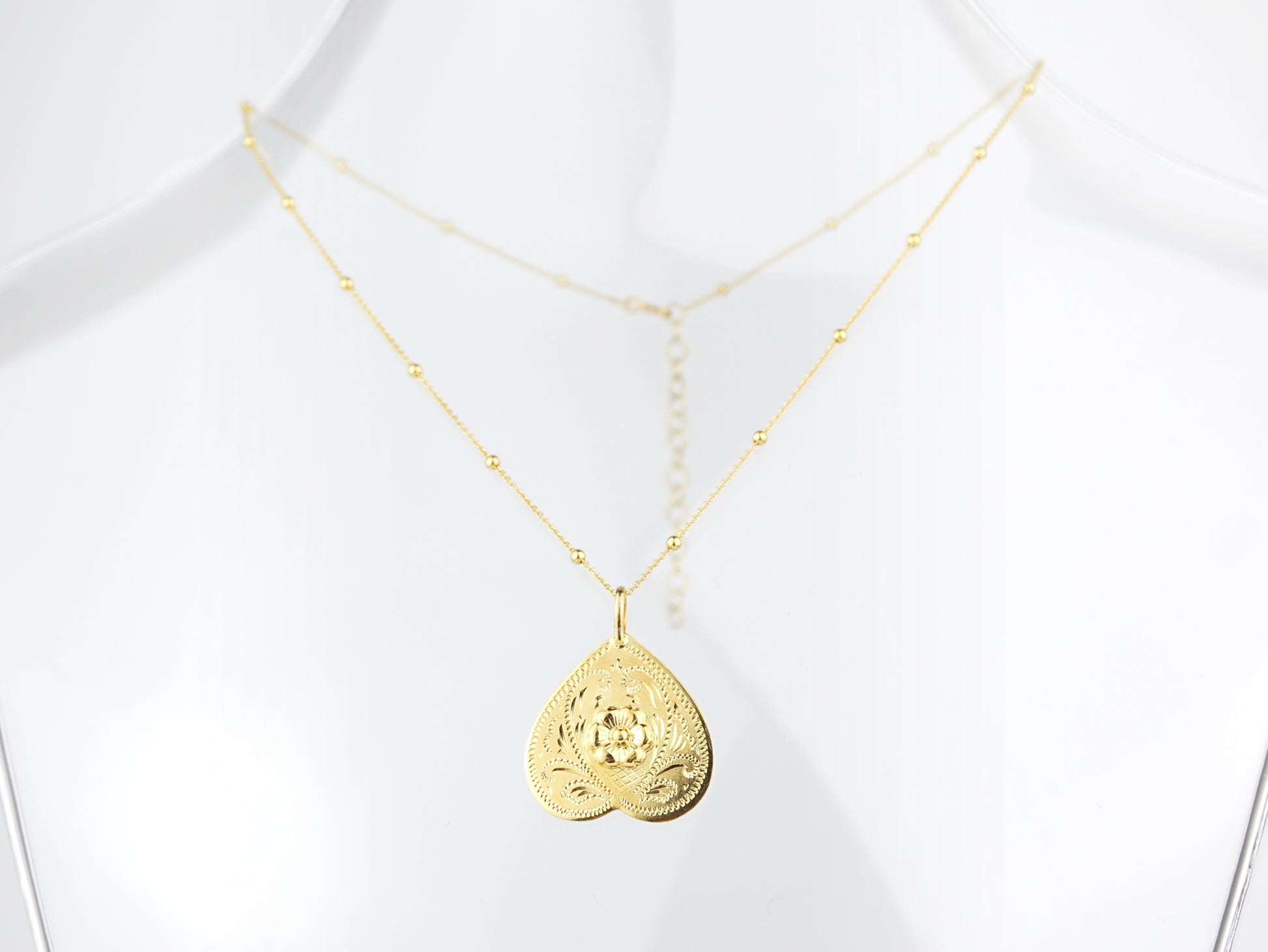 Colar Esferas com Coração Invertido ESTREITO, Prata de Lei 925 Dourada - Colar em Exposição, Vista de Frente