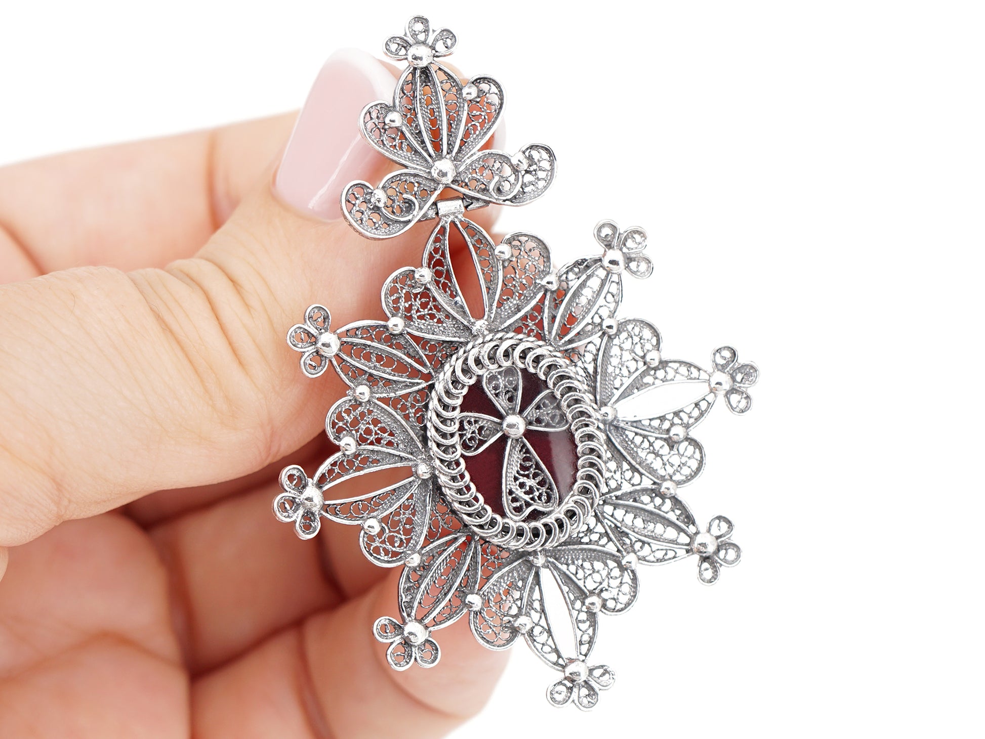 Medalha Relicário / Custódia Oval, Filigrana Portuguesa, Prata de Lei 925 - Pormenor na Mão