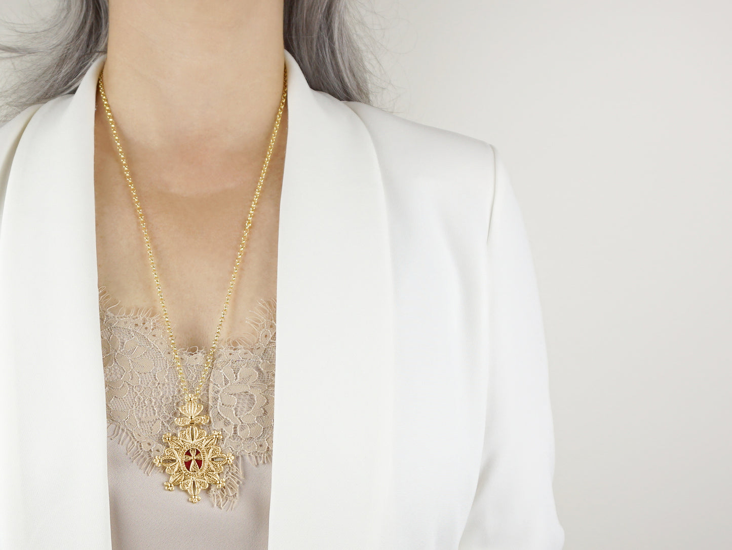 Colar com Relicário / Custódia Oval, Filigrana Portuguesa, Prata de Lei 925 Dourada - Mulher a usar Colar