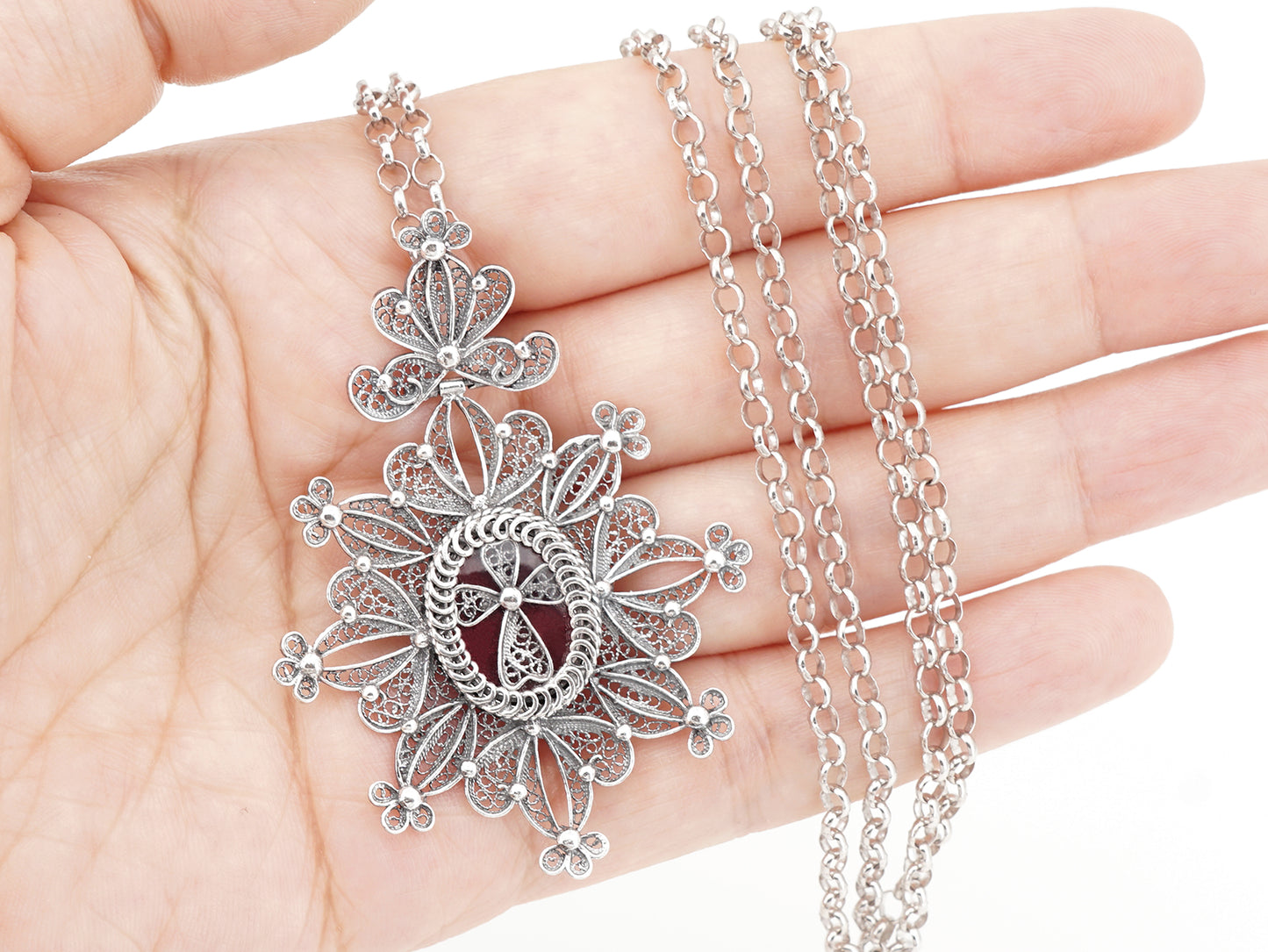 Colar com Relicário / Custódia Oval, Filigrana Portuguesa, Prata de Lei 925 - Pormenor na Mão