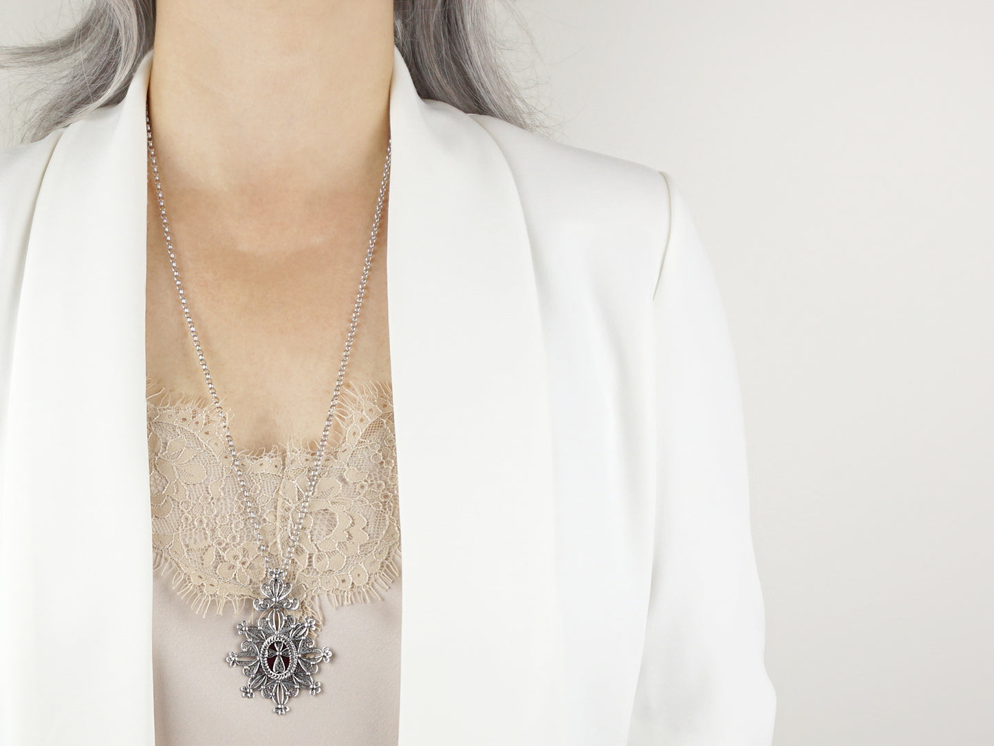 Colar com Relicário / Custódia Oval, Filigrana Portuguesa, Prata de Lei 925 - Mulher a usar Relicário