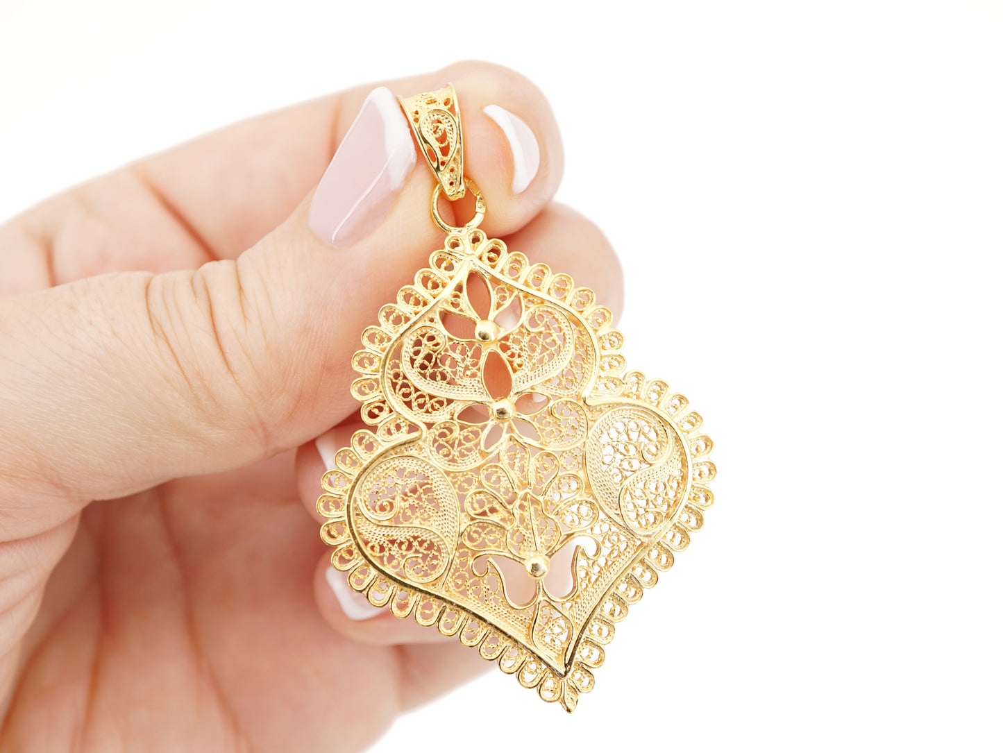 Medalha Coração de Viana Médio, Filigrana Portuguesa, Prata de Lei 925 Dourada - Pormenor na Mão
