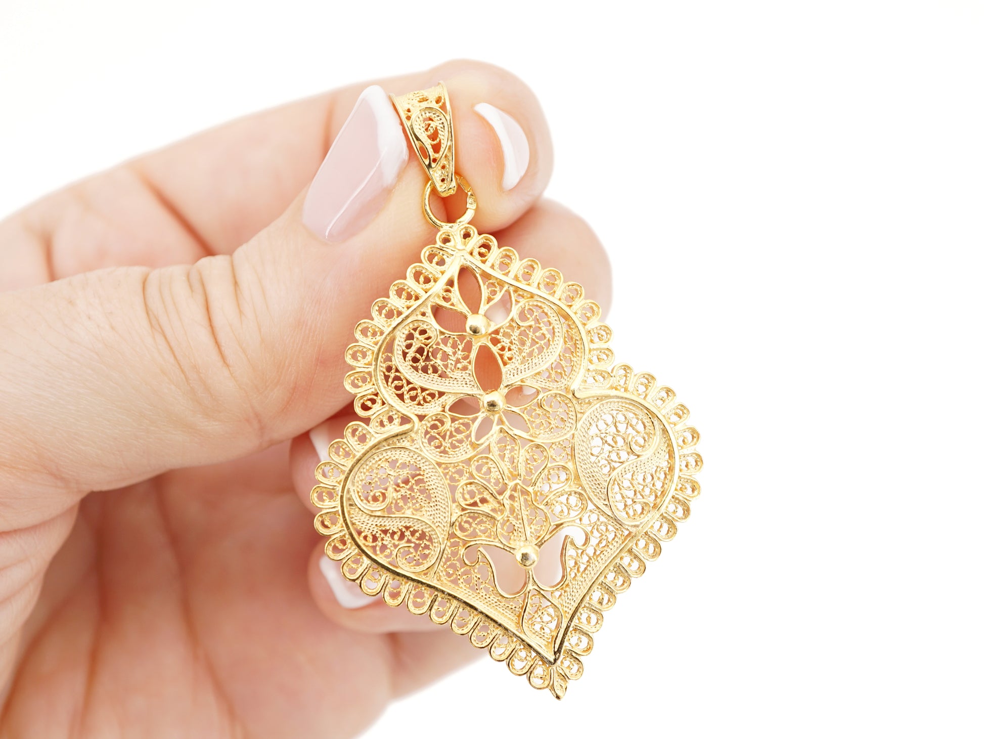 Medalha Coração de Viana Médio, Filigrana Portuguesa, Prata de Lei 925 Dourada - Pormenor na Mão