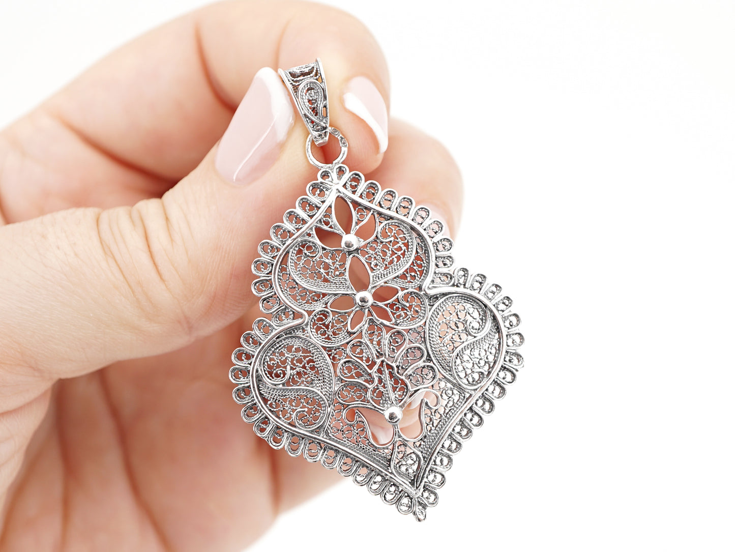 Medalha Coração de Viana Médio, Filigrana Portuguesa, Prata de Lei 925 - Pormenor na Mão