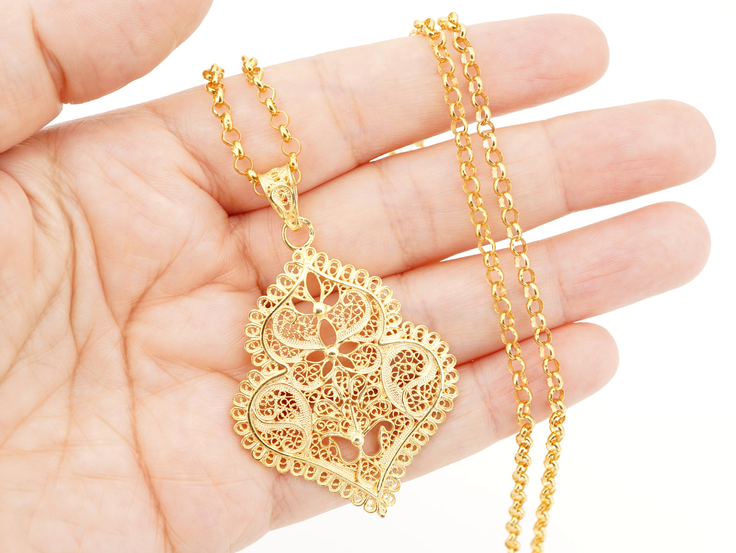 Colar com Medalha Coração de Viana Médio, Filigrana Portuguesa, Prata de Lei 925 Dourada - Pormenor na Mão