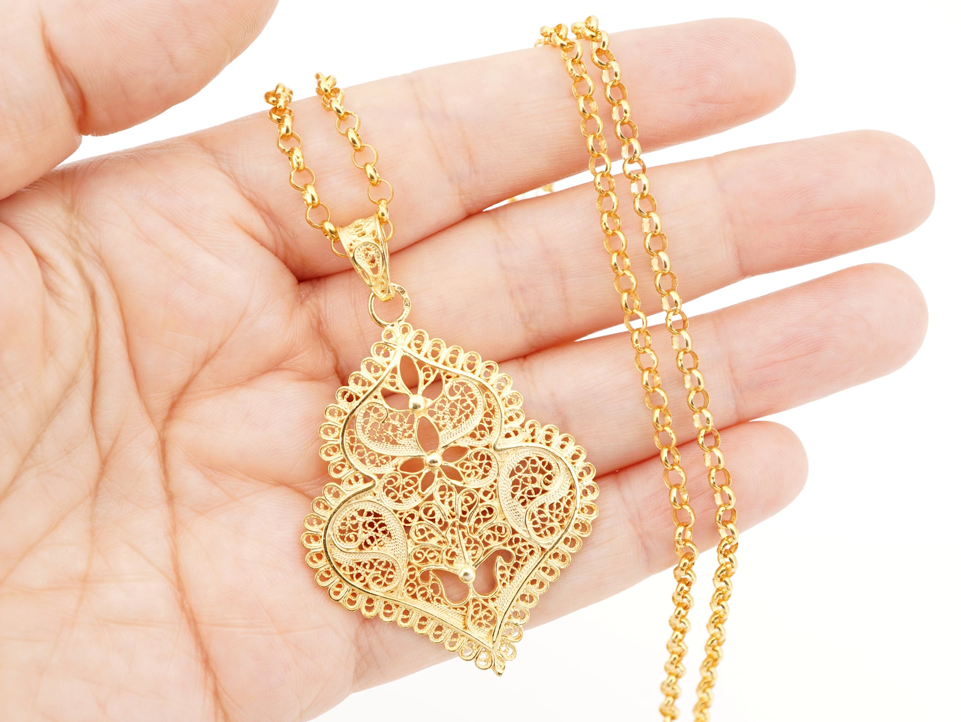 Colar com Medalha Coração de Viana Médio, Filigrana Portuguesa, Prata de Lei 925 Dourada - Pormenor na Mão