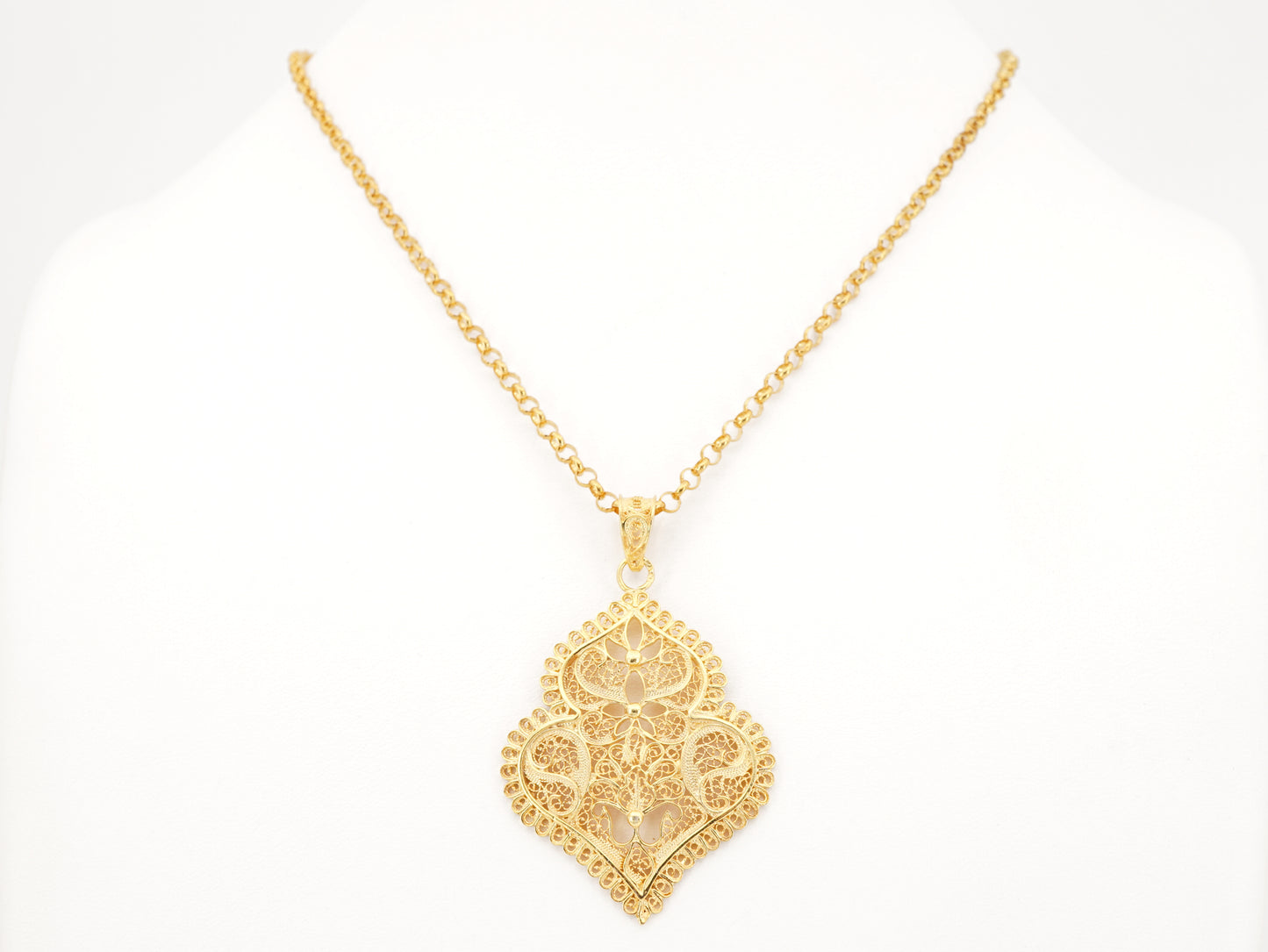 Colar com Medalha Coração de Viana Médio, Filigrana Portuguesa, Prata de Lei 925 Dourada - Colar em Exposição, Vista de Frente