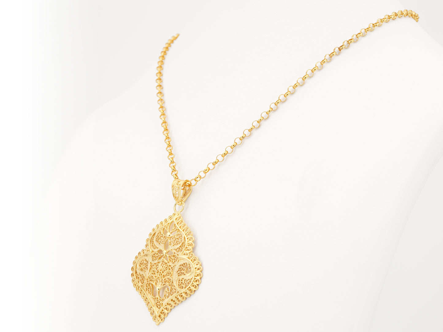 Colar com Medalha Coração de Viana Médio, Filigrana Portuguesa, Prata de Lei 925 Dourada - Colar em Exposição, Perspectiva
