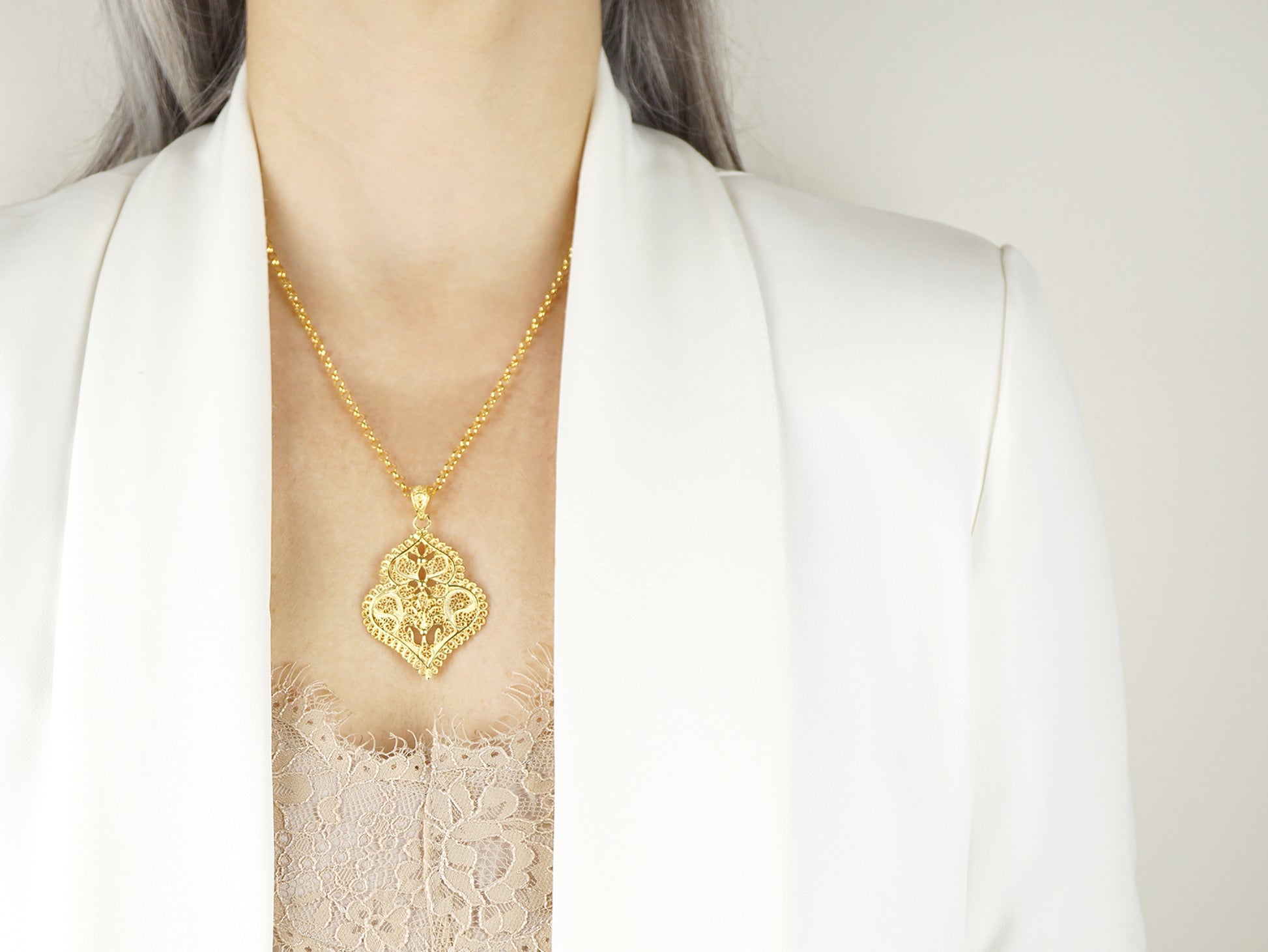Colar com Medalha Coração de Viana Médio, Filigrana Portuguesa, Prata de Lei 925 Dourada - Pormenor Mulher a usar Colar