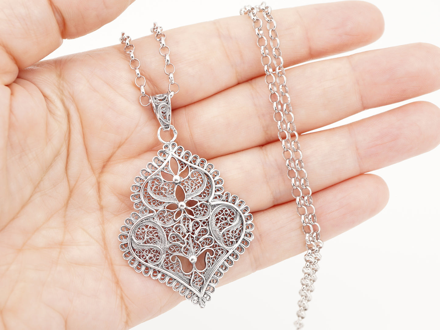 Colar com Medalha Coração de Viana Médio, Filigrana Portuguesa, Prata de Lei 925 - Pormenor na Mão